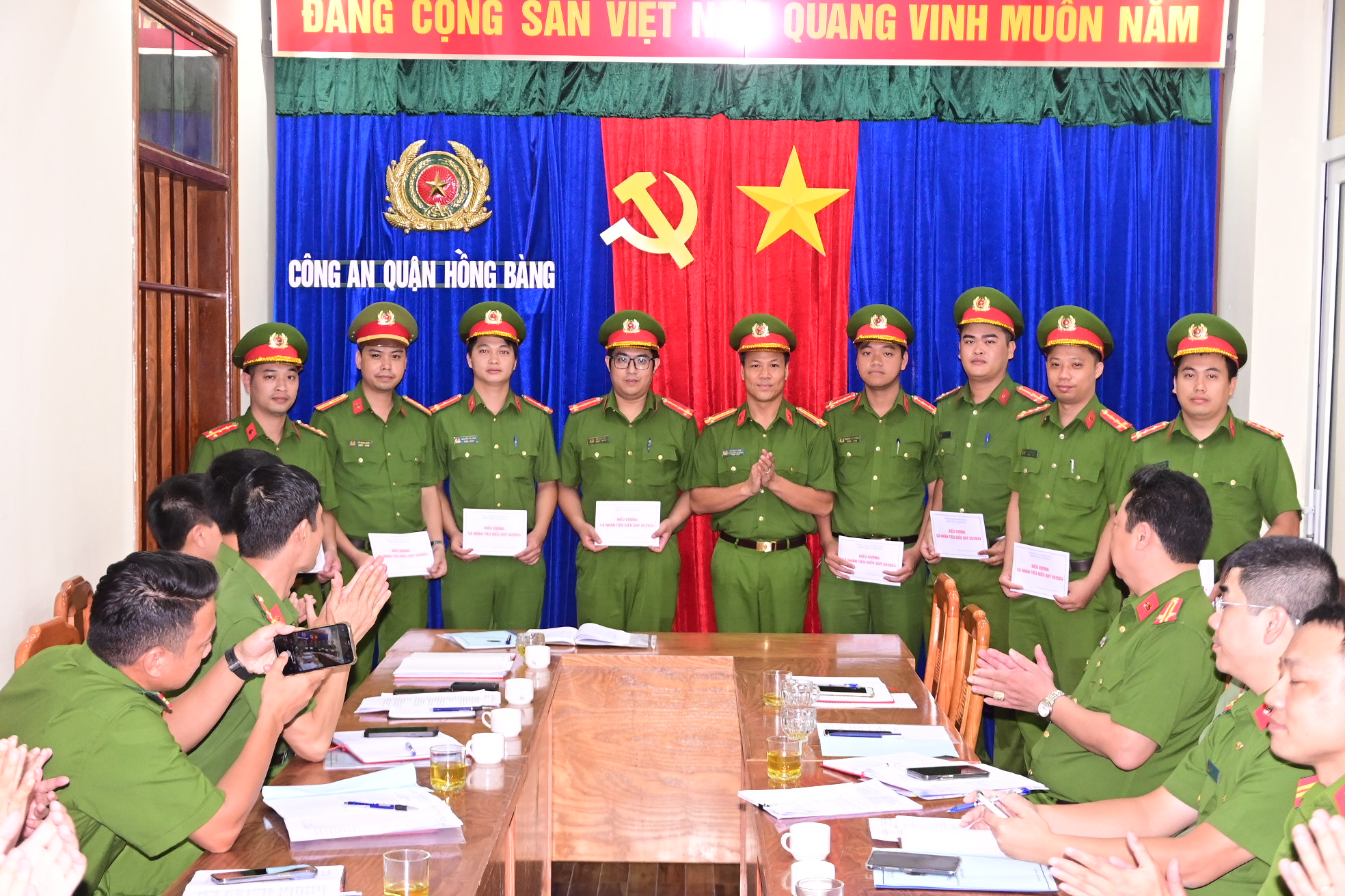 Khối Công an phường (Công an quận Hồng Bàng): Biểu dương 9 cán bộ, chiến sỹ có thành tích xuất sắc trong quý 3 năm 2024